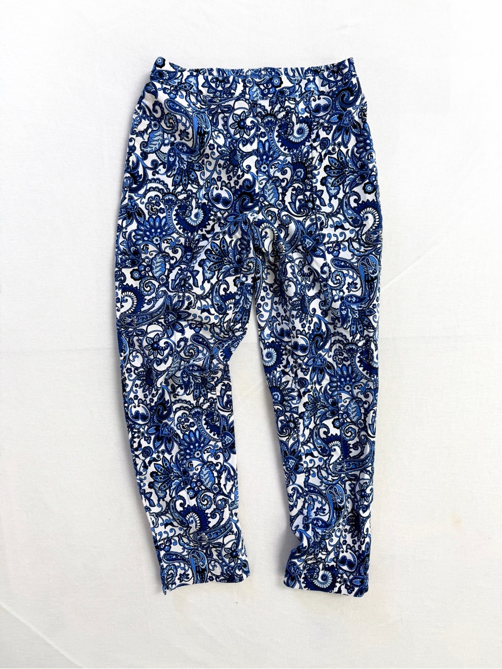 Coastal Blue White Paisley Capri Pants By Issac Mizrahi — Old Money Cropped 2